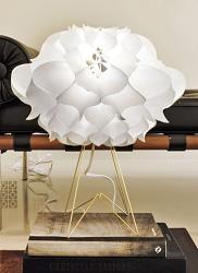 Bl modern designov stoln lampa model PHRENA vypadajc jako paprov re