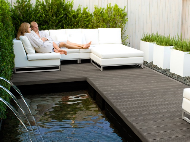 Zahradn terasa tvoen z materilu TWINSON u zahradnho jezrka